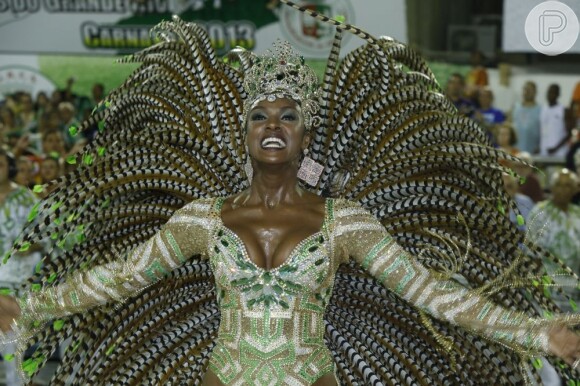 Cris Vianna usou fantasia trabalhada em pedras verdes no Carnaval de 2014