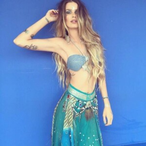 Ideias para se vestir como Sereia: Use looks que tenha peças nos tons azul-turquesa, verde-água, violeta e azuis profundos