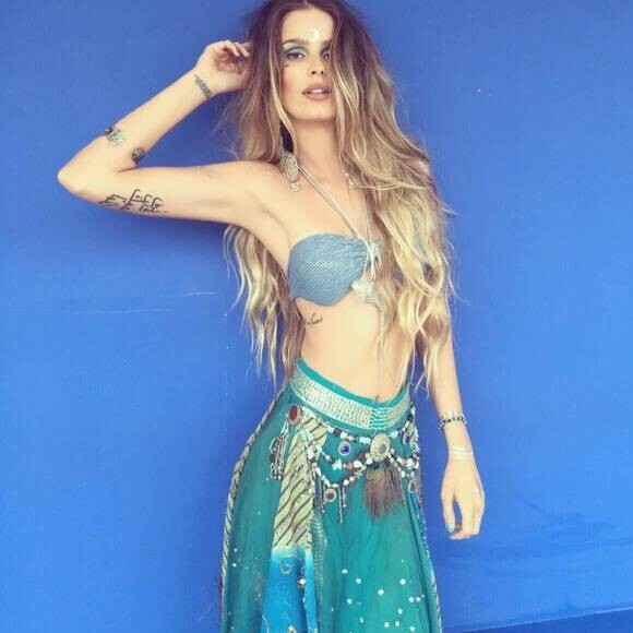 Ideias para se vestir como Sereia: Use looks que tenha peças nos tons azul-turquesa, verde-água, violeta e azuis profundos