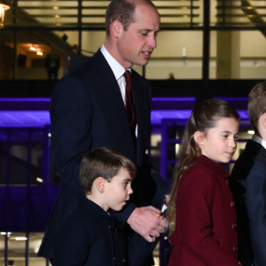 Kate Middleton, Príncipe William e os filhos retornaram à residência oficial a tempo de celebrar o aniversário da futura rainha, depois de passar o Natal na casa de campo em Sandringham