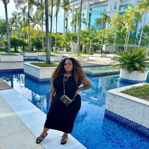 Jojo Todynho posou em frente a uma piscina e sua silhueta desenhada chamou atenção de fãs