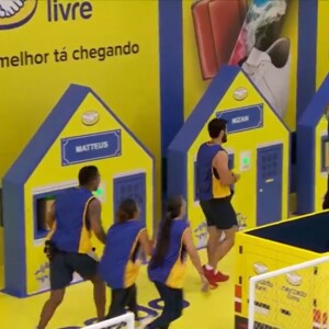 Rodriguinho comemora a liderança com outros brothers no 'BBB 24'