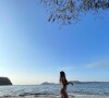Luísa Sonza vem atualizando suas redes sociais com fotos sensuais de biquíni nas praias costa-riquenhas