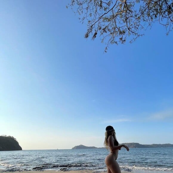 Luísa Sonza vem atualizando suas redes sociais com fotos sensuais de biquíni nas praias costa-riquenhas
