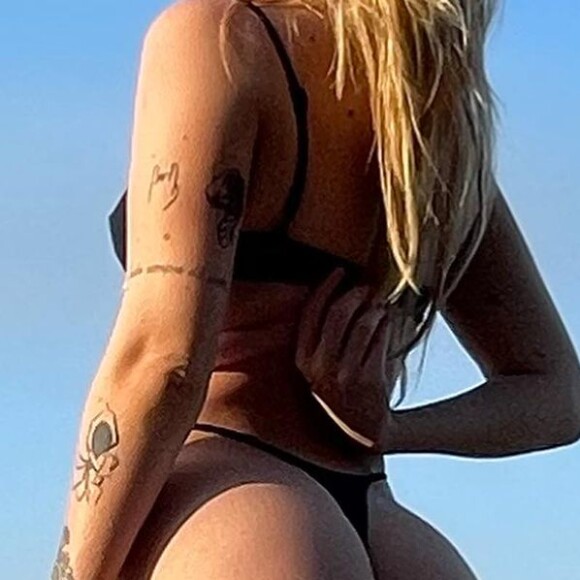 Usando um biquíni preto fio-dental, Luísa Sonza empinou seu bumbum ao máximo para as fotos e exibiu curvas bem definidas
