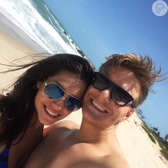 O cantor adora compartilhar fotos de viagens românticas nas redes sociais com a atriz