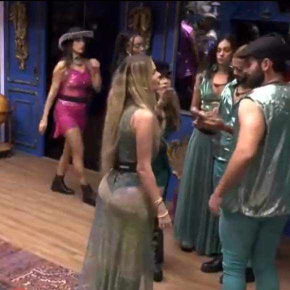 Bumbum de Yasmin Brunet mexendo rouba a cena durante cena do 'BBB 24'
