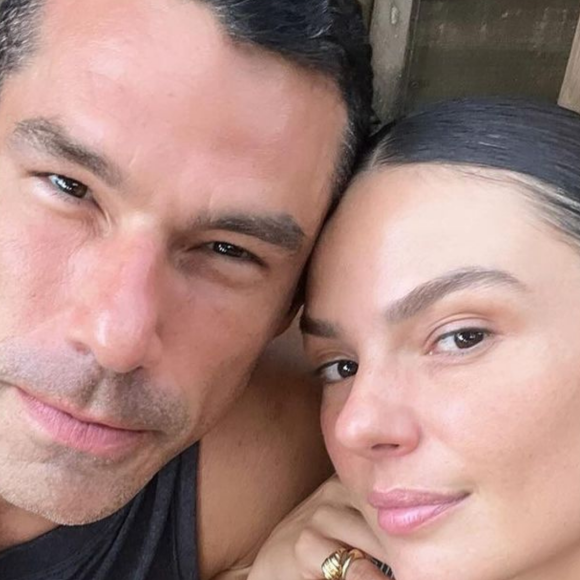 Isis Valverde e Marcus Buaiz posam juntinhos em foto e detalhe inusitado chama atenção de Carol Dieckmann: 'Gente...'