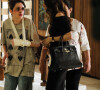 Eugenio ( Dan Stulbach ) e Joyce ( Maria Fernanda Candido ) entrando com Ivan (Carol Duarte) em casa na novela A Força do Querer
