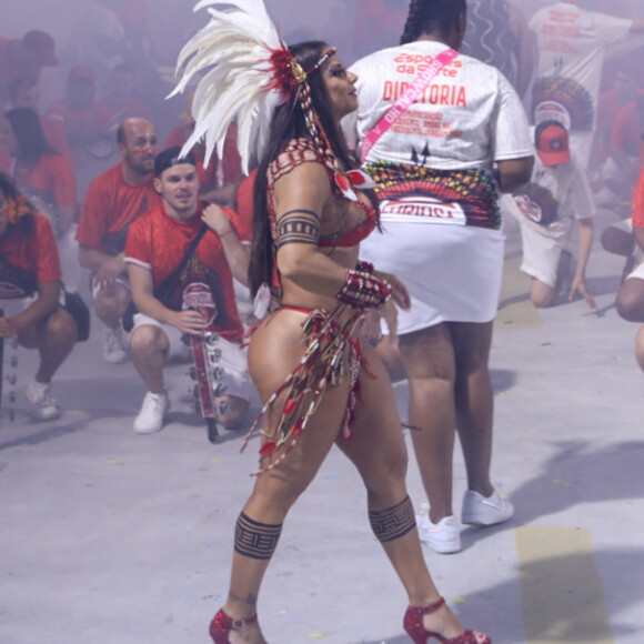 Viviane Araújo comandou a bateria do Salgueiro