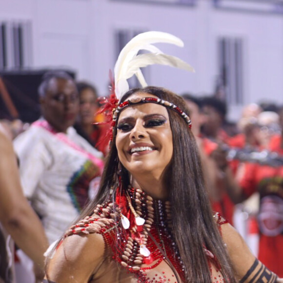 Viviane Araújo mostrou samba no pé