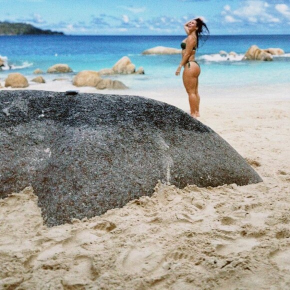 Mesmo de longe, essa foto de Paolla Oliveira usando um biquíni fio-dental verde destaca muito bem seu bumbum