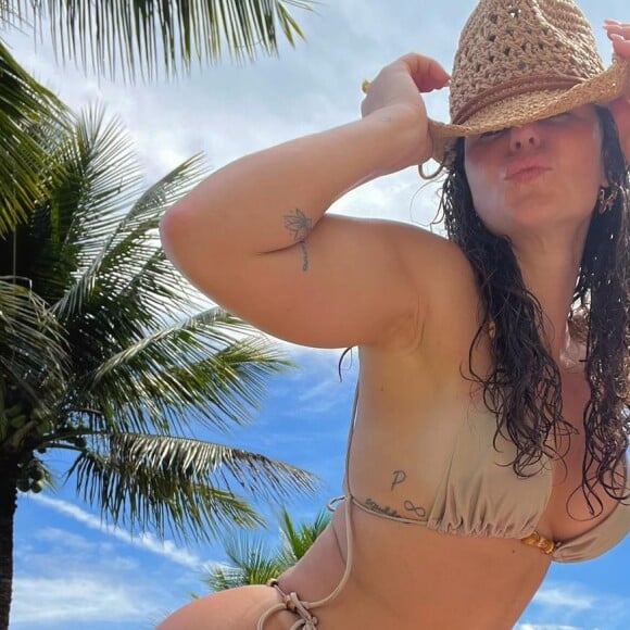 Paolla Oliveira mostrou suas curvas neste biquíni fio-dental cortininha em tom pastel