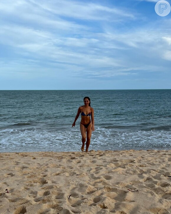 Camila Pitanga publicou novas fotos curtindo um belo dia de praia