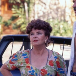 Manuela (Eloisa Mafalda) e Floriano (Sebastião Vasconcellos), amigos na cidade de Pontal D´Areia em Mulheres de Areia