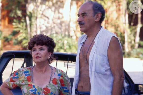 Manuela (Eloisa Mafalda) e Floriano (Sebastião Vasconcellos), amigos na cidade de Pontal D´Areia em Mulheres de Areia