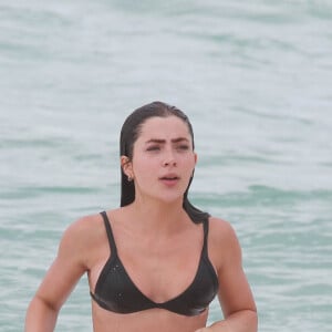 Jade Picon ainda exibiu seu abdômen trincado em um banho de mar refrescante