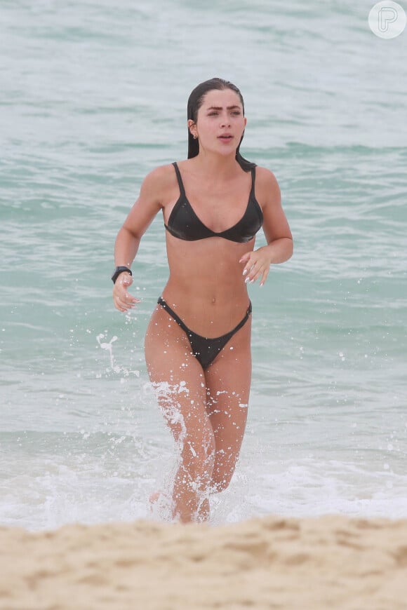 Jade Picon ainda exibiu seu abdômen trincado em um banho de mar refrescante