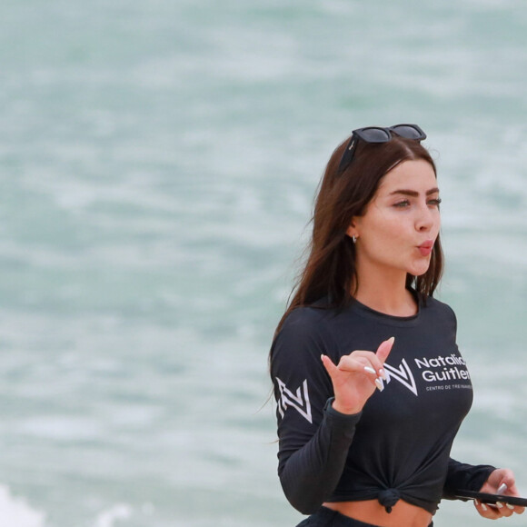 Jade Picon curtiu a manhã da sexta-feira (02) na praia da Barra da Tijuca, no Rio de Janeiro