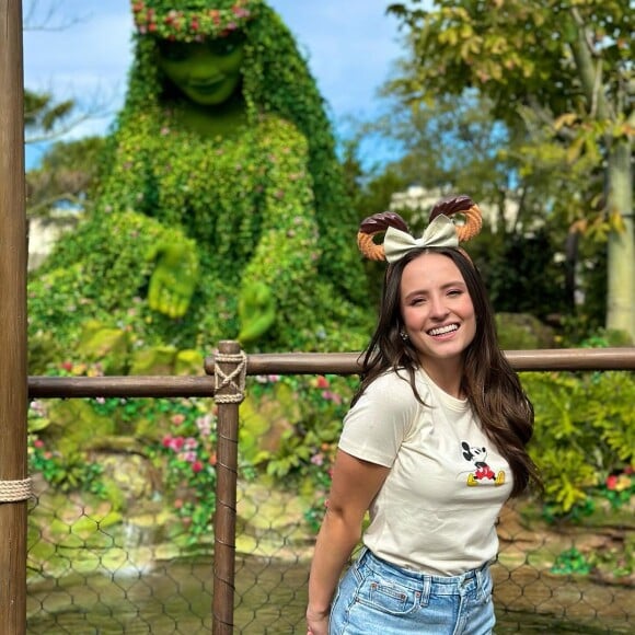 Larissa Manoela foi acompanhada para a Disney com o marido André Luiz Frambach e lá se encontrou com Maisa Silva