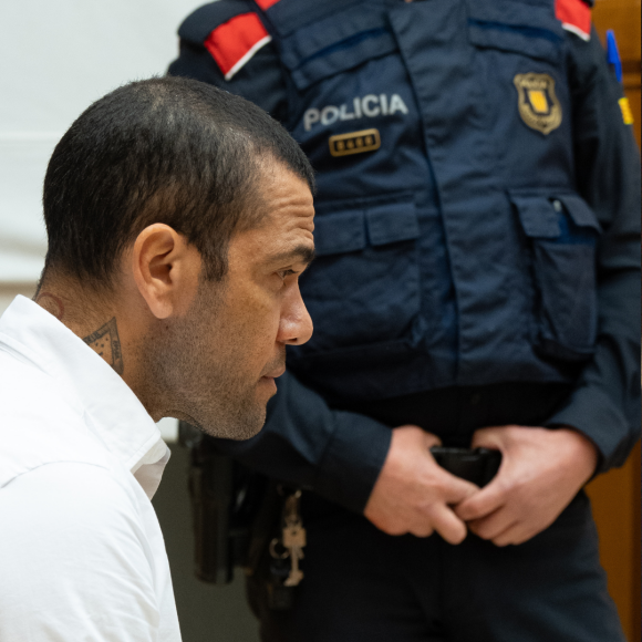 Julgamento de Daniel Alves: gerente da boate testemunha contra o jogador e Joana Sanz confirma embriaguez. Veja resumo