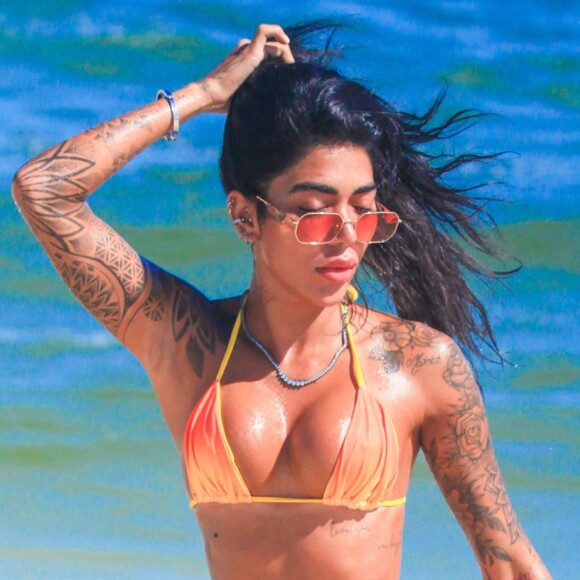 Dhiovanna Barbosa, irmã de Gabigol, ostenta corpão sarado e virilha lisinha em cliques na praia