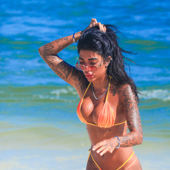 Dhiovanna Barbosa aproveitou o mar da Barra da Tijuca, destino queridinho dos famosos no RJ