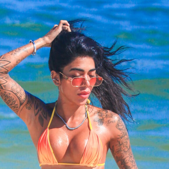 Irmã de Gabigol ainda deixou sua virilha lisinha à mostra em cliques de paparazzis