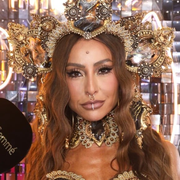 Sabrina Sato curte camarote na Sapucaí e abre o jogo sobre vida amorosa. Será que ela já beijou neste Carnaval?