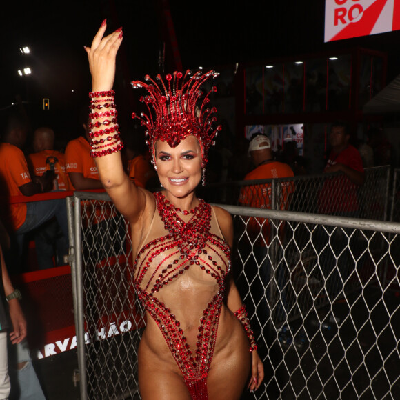 Deolane Bezerra fez sua estreia no carnaval do Rio de Janeiro como destaque de chão da Grande Rio no desfile ocorrido na madrugada desta segunda-feira (12)