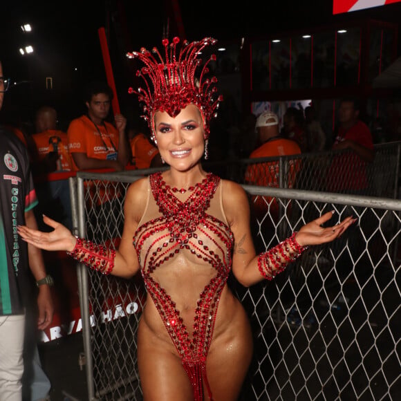 Deolane Bezerra perdeu brinco de R$ 282 mil em desfile da Grande Rio