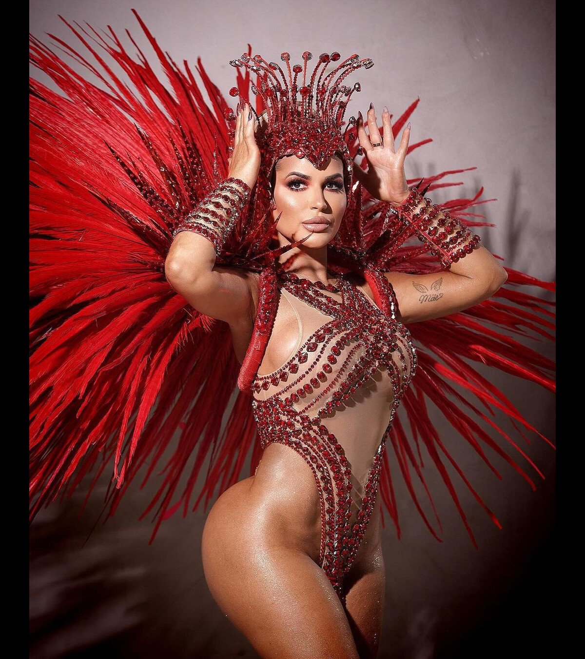 Foto: Carnaval 2024: fantasia de Deolane Bezerra representava uma estrela  vermelha - Purepeople