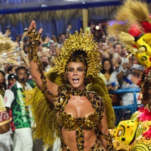 Paolla Oliveira no carnaval 2024 veio fantasiada de onça e usou look com mais de 40 mil cristais e capim canabrava no lugar de penas