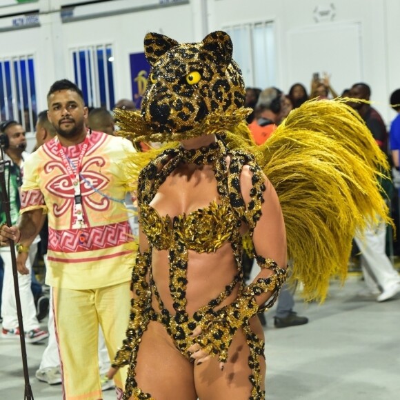 Paolla Oliveira usou fantasia que tinha motor para fazer capacete baixar e virar rosto de onça no carnaval 2024