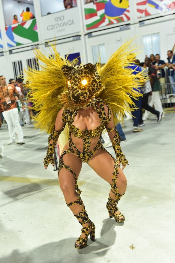 Paolla Oliveira se transformava em onça no desfile de carnaval 2024 da Grande Rio: 'A roupa é toda coberta de cristais, bordados de vidrilhos. A gente deve estar falando em mais de 40 mil cristais aplicadinhos, entre a cabeça e o corpo dela'