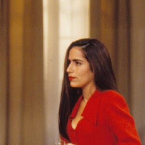 Raquel (Gloria Pires) arma plano de vingança contra Virgílio (Raul Cortez) em 'Mulheres de Areia', fazendo o vilão ficar com dívidas e morrer na sequência