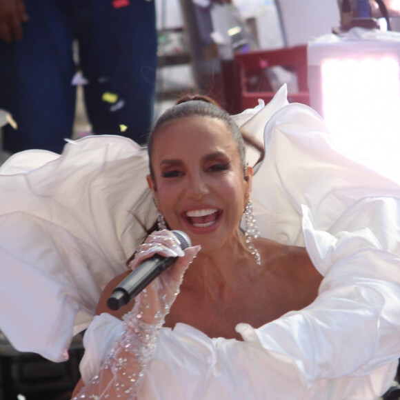 Ivete Sangalo no Carnaval de Salvador: o desfile do Coruja nesta segunda-feira (12) foi marcado por eventos que colocaram pessoas em risco, o que pode justificar o abalo