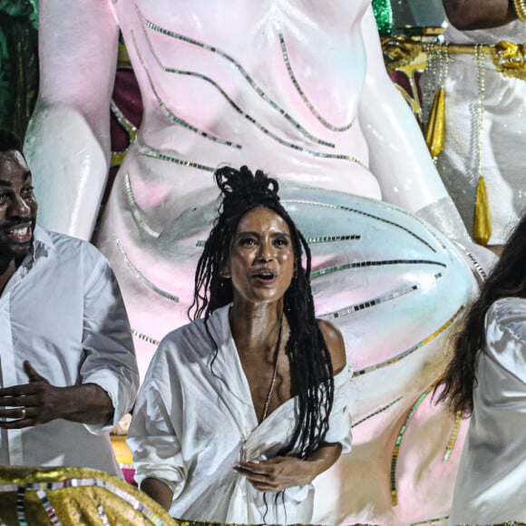 Desfile da Mangueira em homenagem a Alcione contou com famosos como Taís Araújo, Lázaro Ramos e Regina Casé