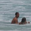 Fernanda Gentil vai à praia com o marido e mostra boa forma em biquíni, no Rio de Janeiro