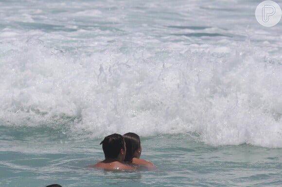 Abraçada ao marido, Fernanda Gentil trocou carinhos com o amado no mar