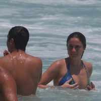 Fernanda Gentil curte praia abraçada ao marido e mostra boa forma de biquíni