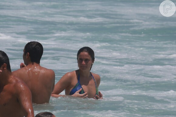 Fernanda Gentil vai à praia com o marido e mostra boa forma em biquíni, no Rio de Janeiro, nesta terça-feira, 20 de janeiro de 2015