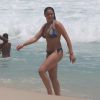 Fernanda Gentil mostrou a boa forma durante dia de praia no Rio
