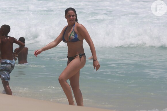 Fernanda Gentil mostrou a boa forma durante dia de praia no Rio