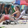 Fernanda Gentil vai à praia com o marido e mostra boa forma em biquíni, no Rio de Janeiro