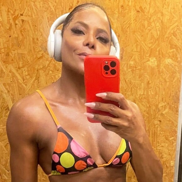 Adriana Bombom tem um corpo escultural com apenas 10% de gordura corporal