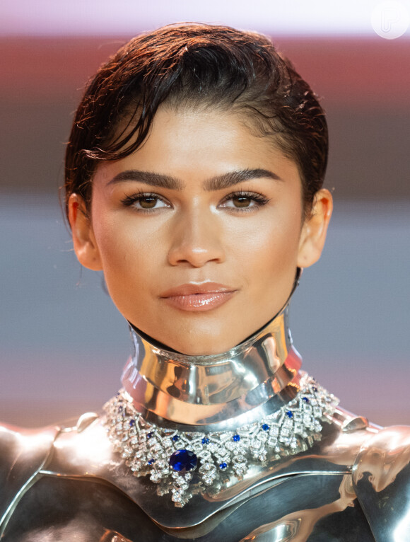 Zendaya: bumbum de fora e joia com 400 diamantes marcam look 'mulher robô' da atriz em evento