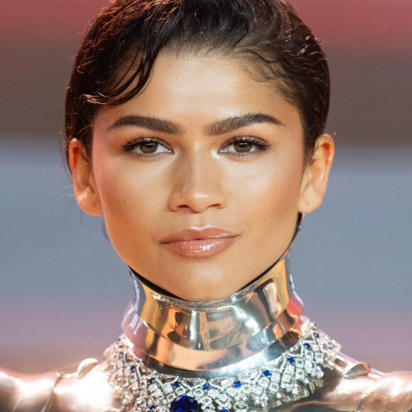 Zendaya: bumbum de fora e joia com 400 diamantes marcam look 'mulher robô' da atriz em evento