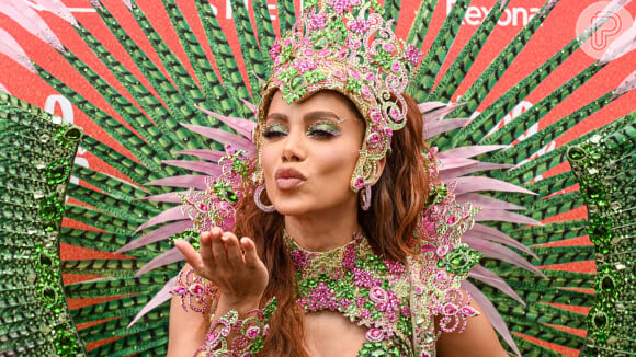 Anitta destacou a barriga definida com fantasia de carnaval para puxar o seu bloco em 17 de fevereiro de 2024