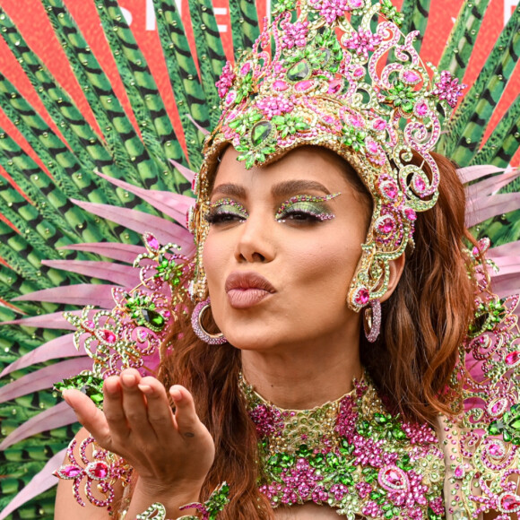 Anitta destacou a barriga definida com fantasia de carnaval para puxar o seu bloco em 17 de fevereiro de 2024